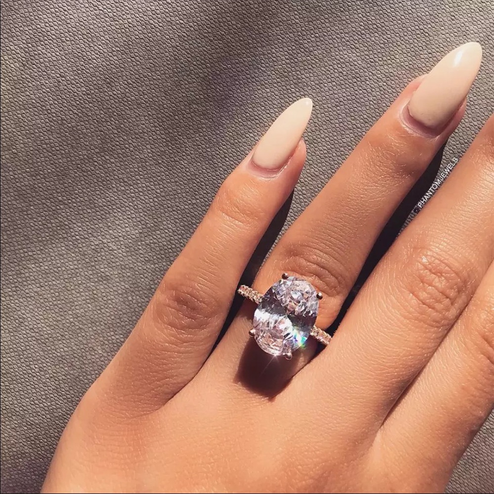 Gorgeous oval cut CZ ring - Picture 2 of 6